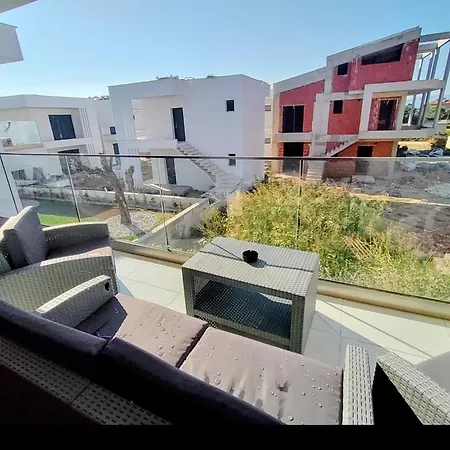 Chrisella Crystal Vilă *